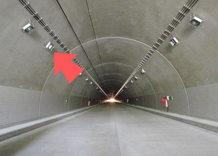 トンネル内照明の取付け 1